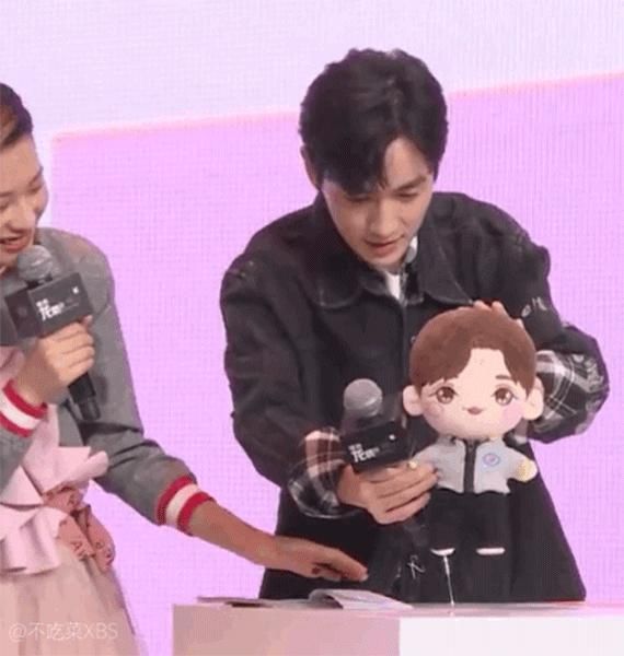 快乐|《重启》热播，朱一龙的天然搞笑，是我最近的快乐源泉