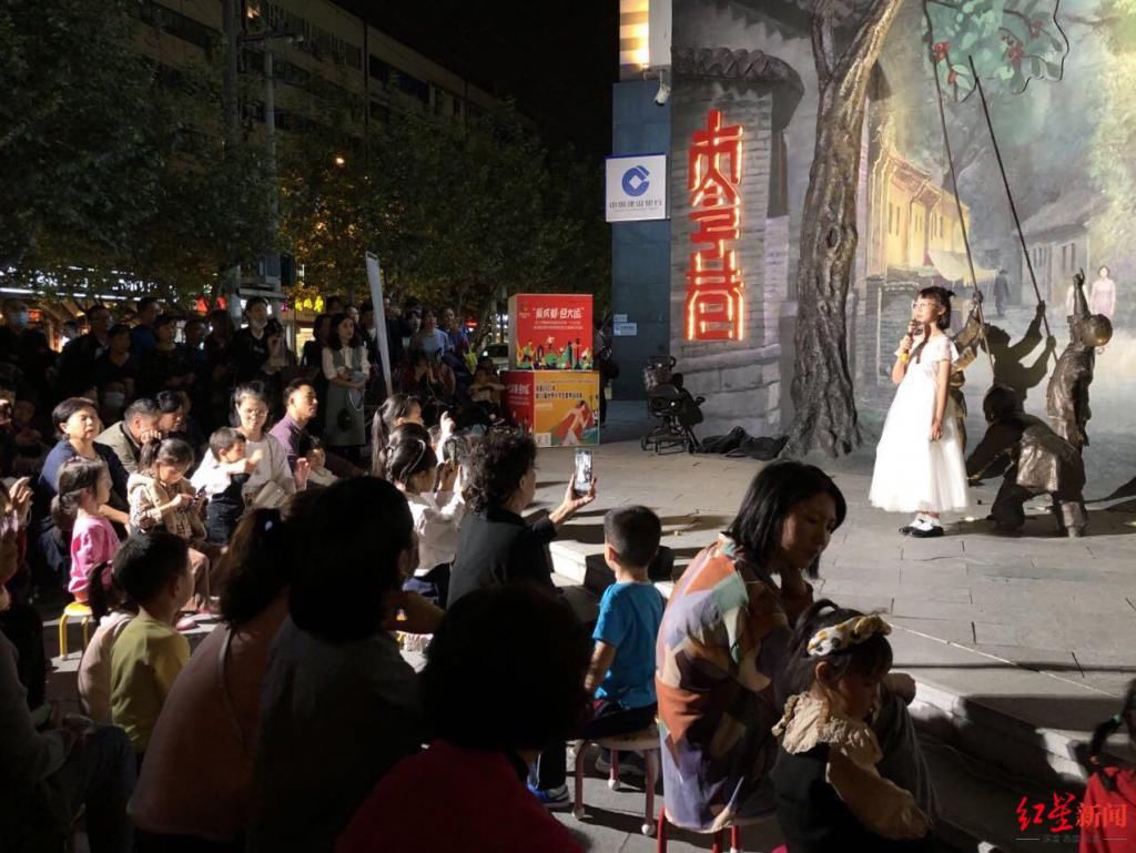 街头|成都小学生自办街头公益音乐会,三场募捐金额已超万元