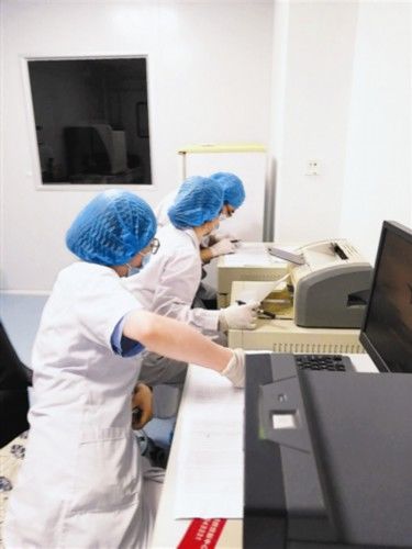 大连新闻传媒集团记|医护人员在全市各采样点展开拉网式核酸检测