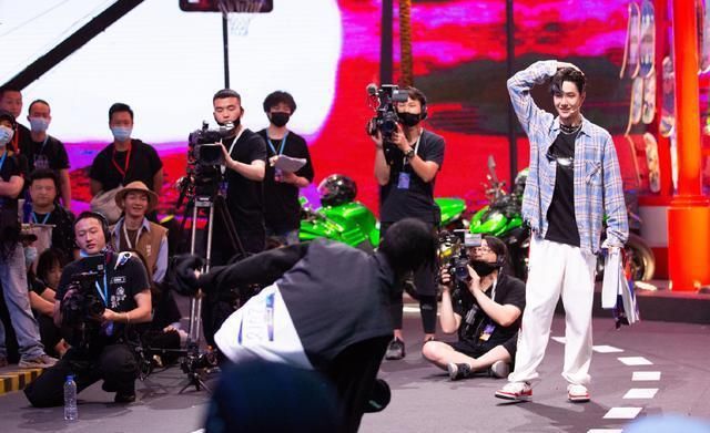  布布|王一博追星赢家,生日获偶像布布发祝福