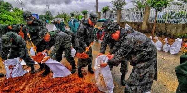 奋战|万亩圩口上的最美睡姿！这批上海子弟兵奋战在安徽宣城抗洪一线