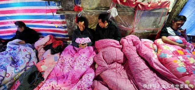 睡觉|听说东北人睡觉, 全家都睡在同一个炕上, 不尴尬吗 看完你就明白!