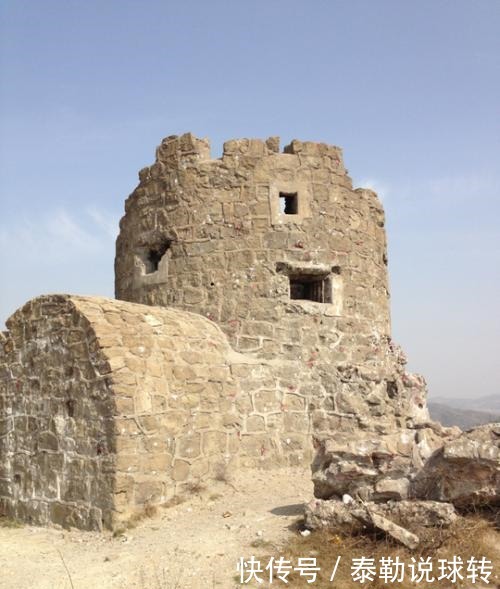 久攻不下|日本兵躲在炮楼里，八路军久久攻不下，老农路过这有何难