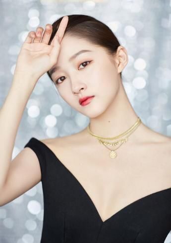  搭配|最近关晓彤风格大变，穿深V礼服霸气亮相，尽显成熟韵味