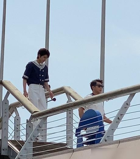  心疼|郑恺有多厉害？蔡徐坤的头按进水里，脸被憋红还不放手：让人心疼