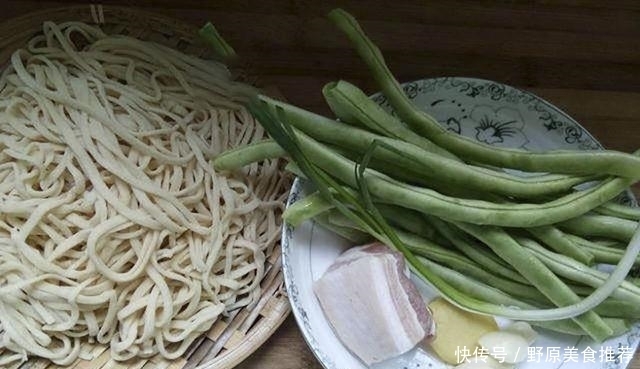  把面条|做豆角焖面，先煮面还是直接焖？其实都不如用这招，不粘还入味