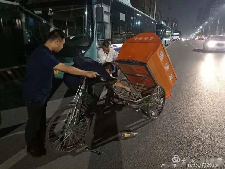  王文超|深夜公交车长联手 解决环卫工燃眉之急