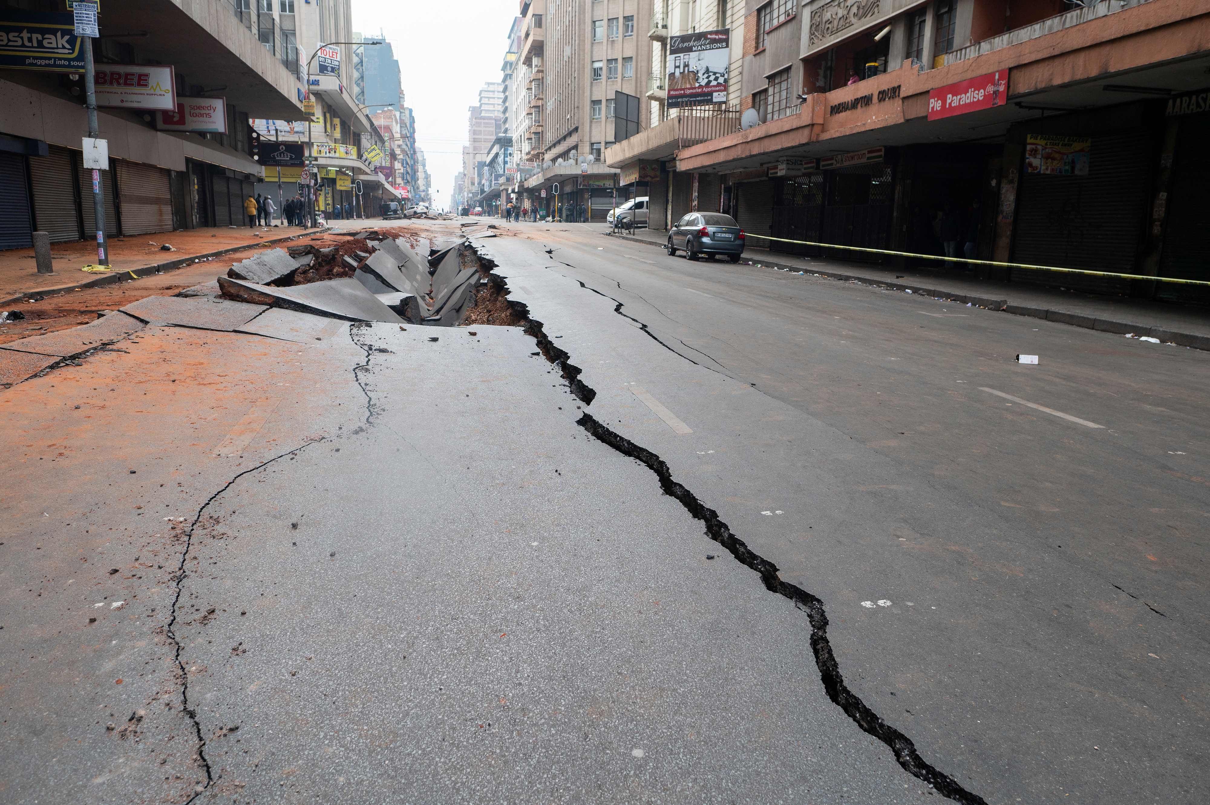 南非约翰内斯堡发生疑似地下管道爆炸