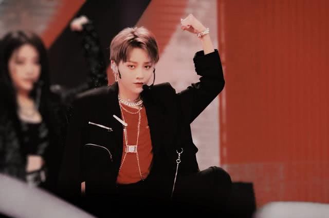  成功|刘雨昕舞台细节手指卡拍，阚清子追星成功，THE9综艺首秀上《快本》？