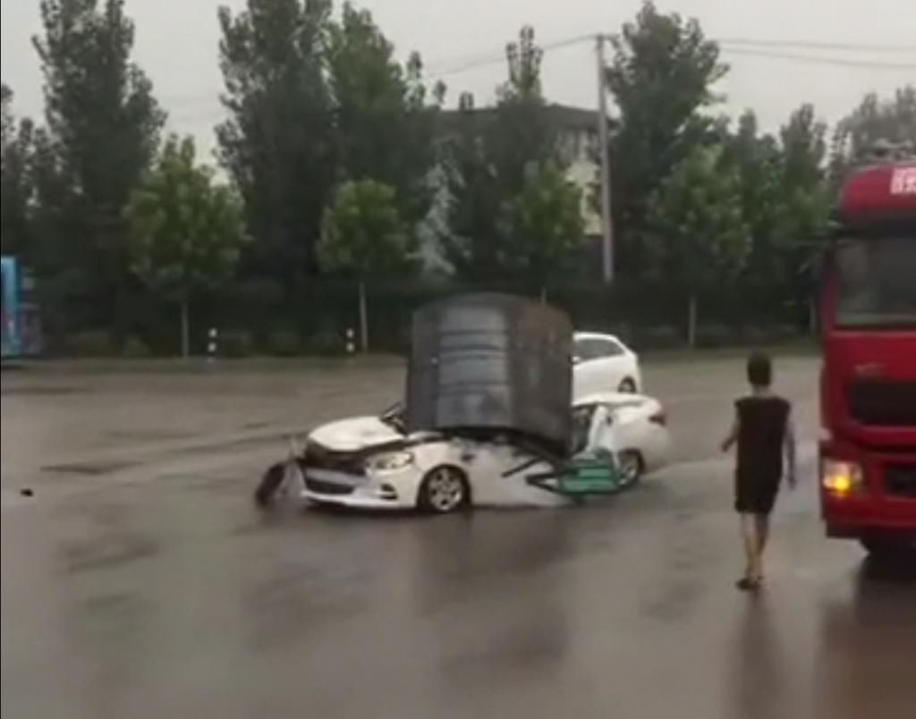  轿车|重达30吨的钢卷从货车上滚落，将轿车驾驶室砸扁，惨不忍睹