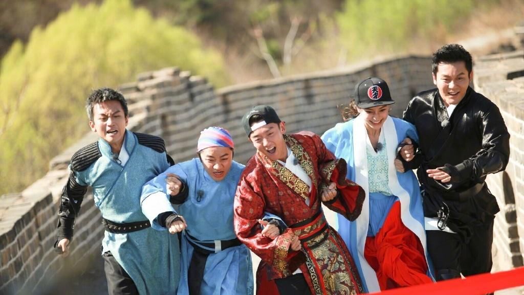  家族|《奔跑吧》迎来一百期，跑男家族别样重聚，李晨baby激动落泪