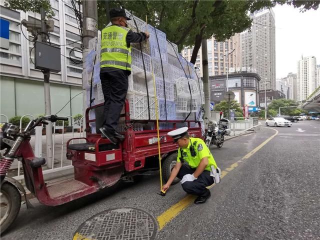  这辆|都司路口，这辆电三轮疯狂载货太危险