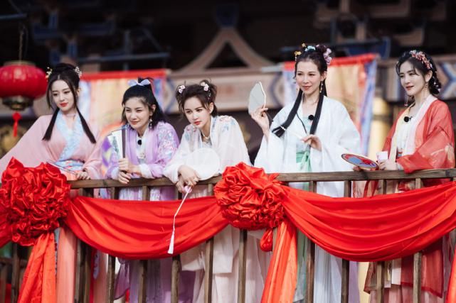  青春|《妻子3》穿学生制服，胡可青春洋溢，我却注意到蔡少芬和吉娜