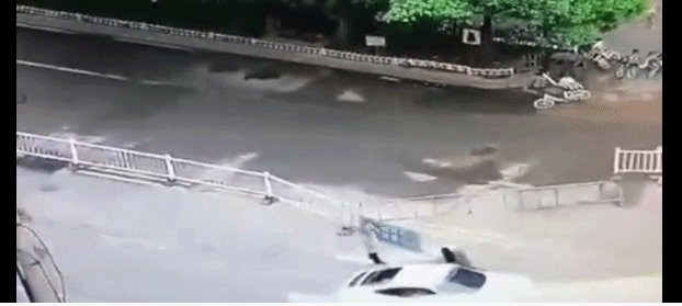 保时捷|连撞3次!保时捷司机蓄意冲撞女子,网传是情感原因?