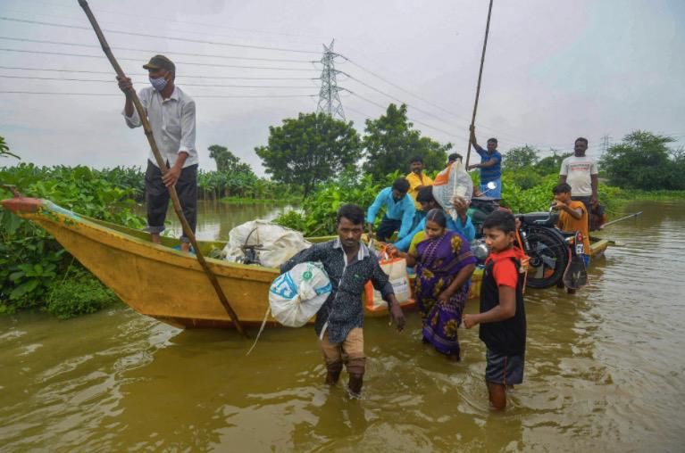 在家|在家躲疫情的印度人，又被暴雨洪水逼进了拥挤的避难所