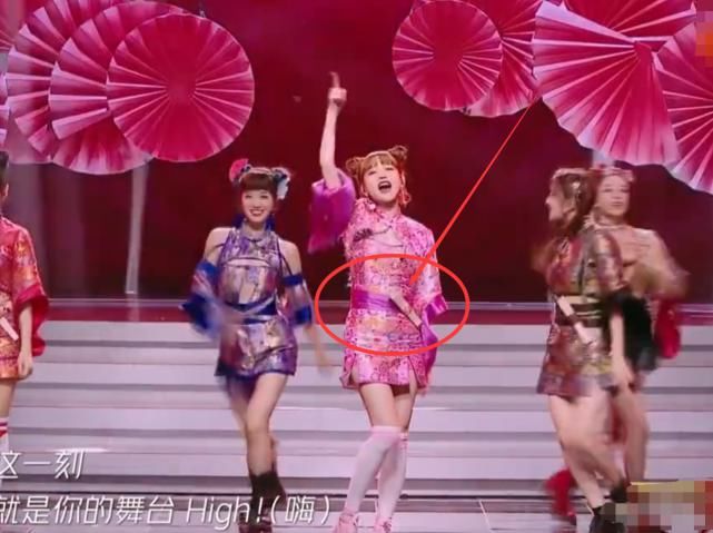  扇子|金莎表演时扇子连掉两次，谁注意张雨绮救场反应？难怪一直那么火