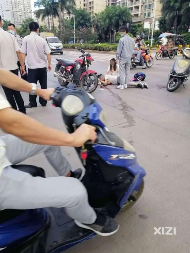 血迹|撞了!大亚湾两辆摩托车倒在路中间,一人倒在地上还有血迹