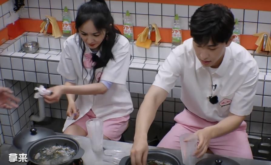  别人|节目组准备清汤寡水，别人都不吃，杨幂却吃很认真，原因太现实