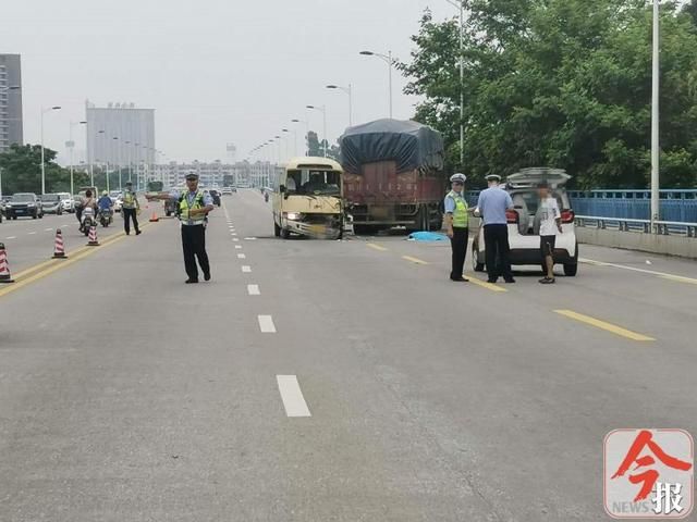  突发|突发！双冲桥上中巴车司机疑因突发疾病，不幸身亡！车辆撞向对向车道…