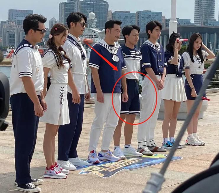  服装|跑男家族换上“水手服”，蔡徐坤沙溢服装统一，只有郭麒麟不同