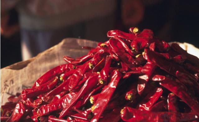 可口|做辣椒油,这一步要重复三次,做出来的辣椒油才会香辣可口!
