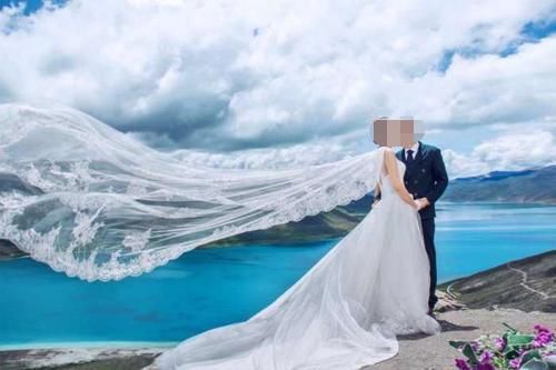 新娘|新娘海边拍照被浪卷走：穿婚纱死亡，新郎紧握女子手低头悲戚