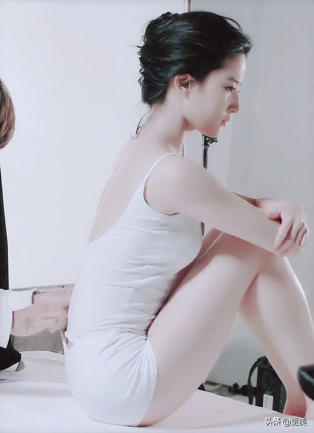  景甜|景甜笑看资源咖断层降级，这脸也吸金？