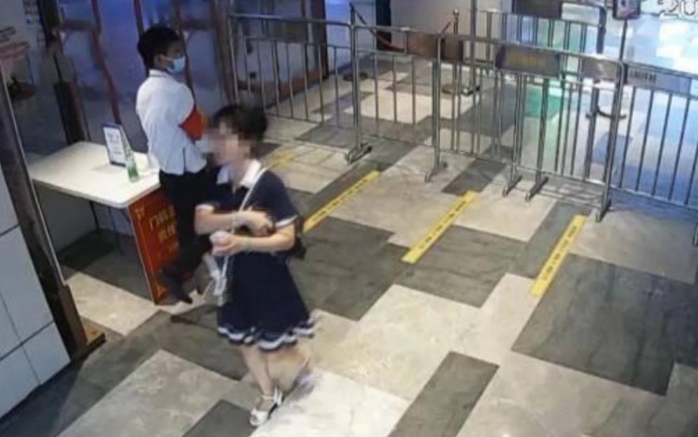 没人认领|女子从店铺偷走2万元背包，被捕后还强词夺理：我是顺手拿不是偷