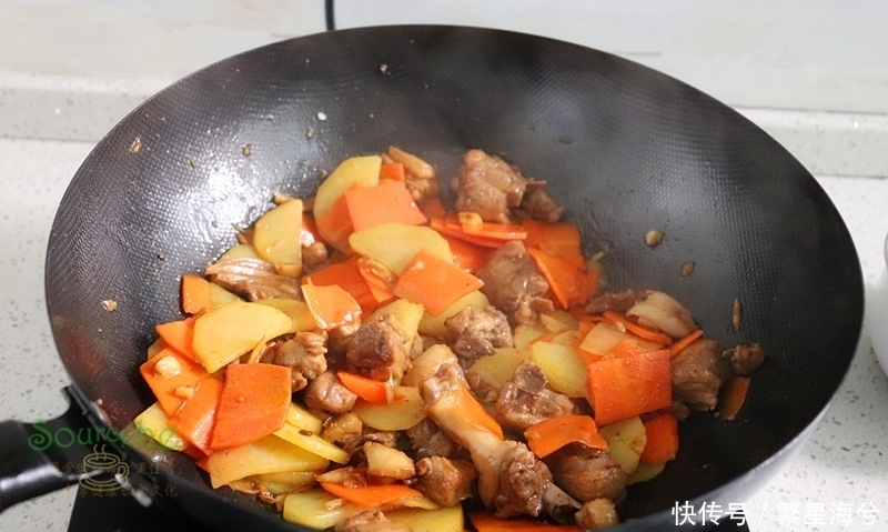 倒入|鸭肉别只会做啤酒鸭,加土豆胡萝卜炖一炖,端上桌连汤汁都不剩!