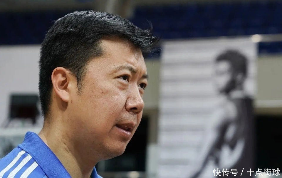 王治郅穿军装亮相！远离中国篮坛，已是大校军衔，未来或升至将军
