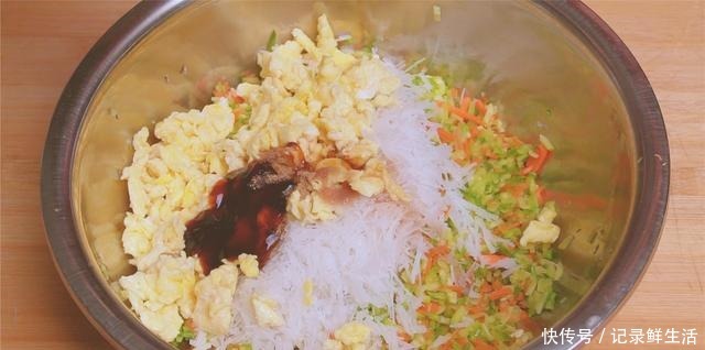 馒头|西葫芦别炒着吃了,试试这种新吃法,比包子馒头简单还好吃,解馋