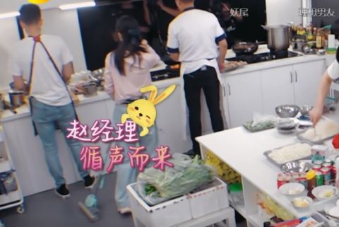  惊呆|《中餐厅》新增美厨娘？双刀剁肉惊呆林大厨，气场十足神似周翡