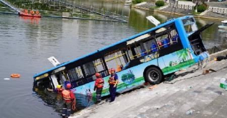  时间|贵州安顺公交坠湖，21人死亡含5学生，公交车落水我们如何自救？