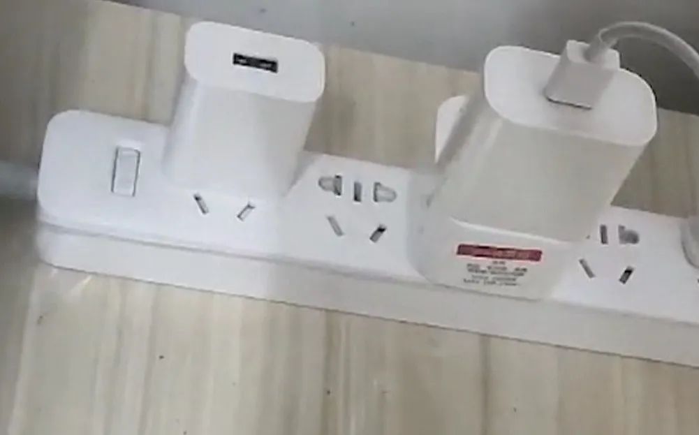  可怕|广东一女子手机充电时突然冒烟，直接烧焦了！这些预兆要注意