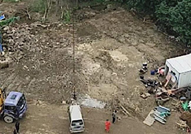 对岸|五菱宏光乱停车影响施工，直接被吊车运到对岸，车主回来找不到车