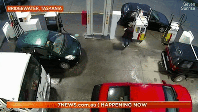  忘拔|司机忘拔加油枪酿惊险一幕！女顾客脑袋险被砸中