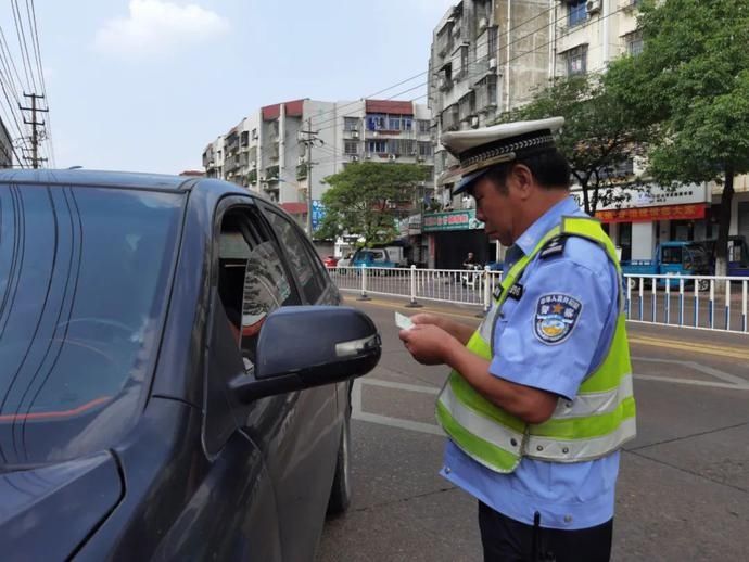 焦警|烈日“爆表”下的“焦警”，“暑”你最美！