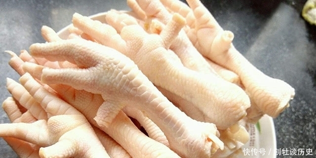 中国|一只鸡只有2个爪子,为啥市面上有那么多的鸡爪供应?答案来了!