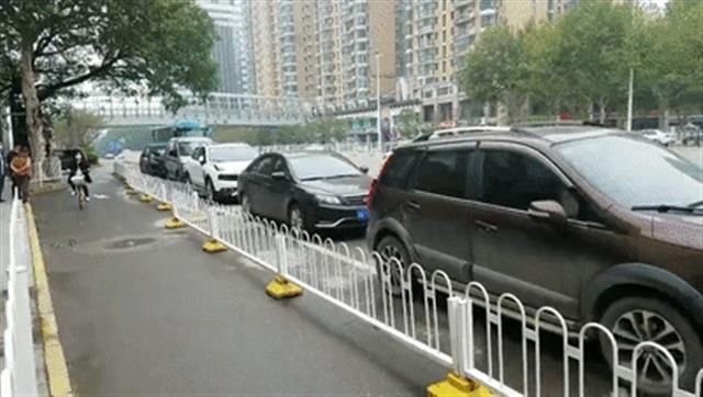 划定|右转车道成“停车场”？交警称该车道已划定为停车位