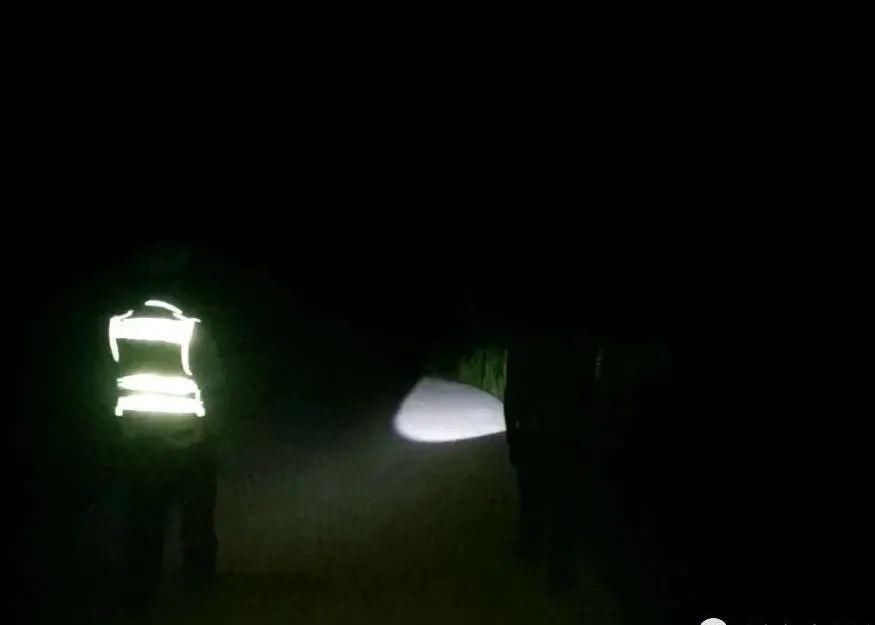  高速|黔东南一半裸男子高速上迷路