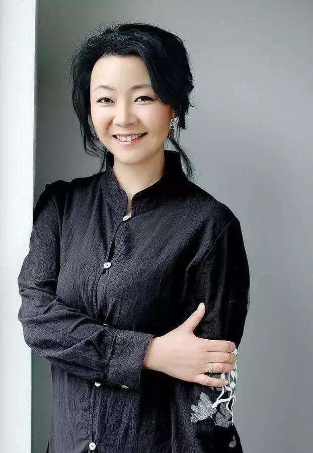  演艺事业|国家一级演员萨日娜：丈夫花258元把她娶走，“啃夫”6年，太幸福