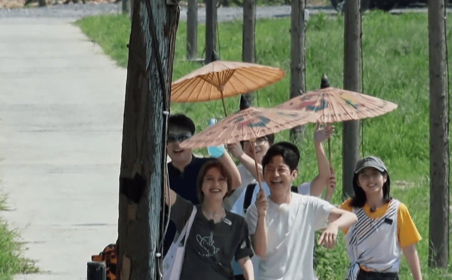  池塘|何炅带着张子枫去挖藕，池塘边出现的场景引热议：节目组好贴心