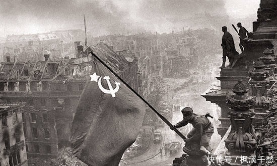 美军|二战著名摆拍照片，图1鬼子吓到了小女孩，图5是最浪漫的一瞬间