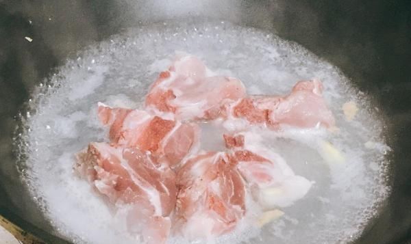 大厨|为什么排骨焯水后又腥又柴?看完大厨的做法才明白,原来水用错了