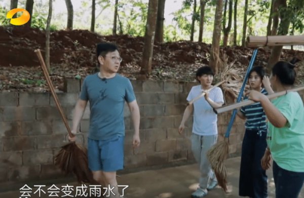  向往|《向往的生活》重大失误：何炅带头挖藕，为节目效果而糟蹋粮食