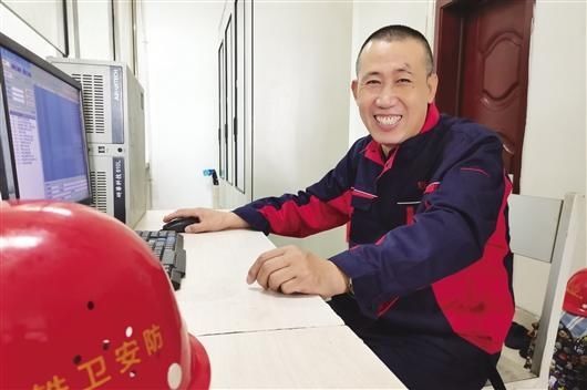  握手|翻越两道护栏 一次生命“握手”