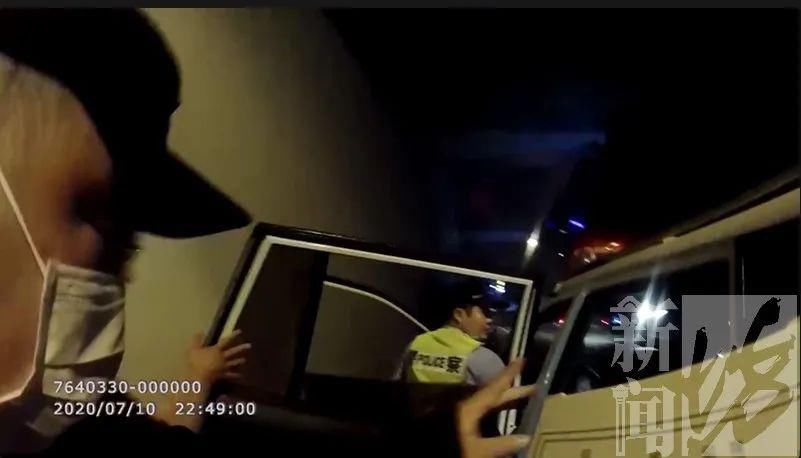  崔某某|有理也变没理！沪上两男子在地铁里大打出手，起因竟是…