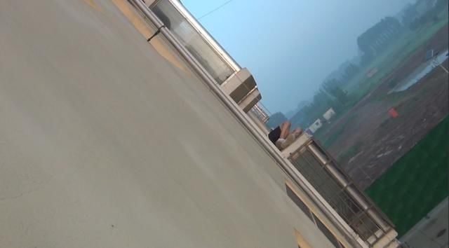  消防员|真是醉了！男子酣睡4楼空调外机平台，吊在半空还在猛踹消防员