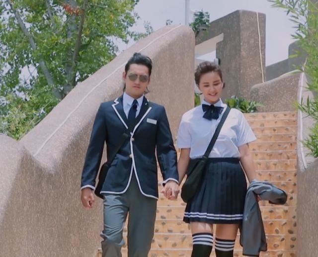  老公|张歆艺胡可都和老公牵手出场，吉娜蔡少芬出场方式，看出婚龄差距