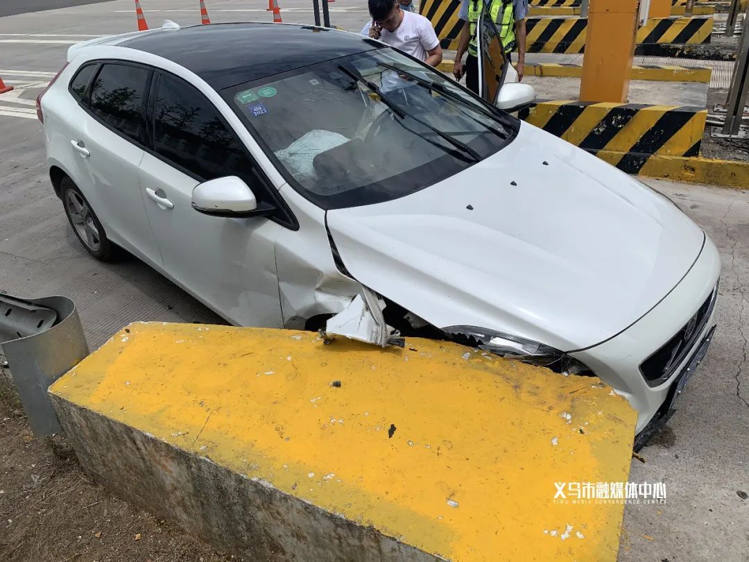  小轿车|惊呆！小轿车进入收费站却不减速，最终一头撞向水泥防撞墩